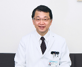 医療従事者が笑顔で話を聞いている様子