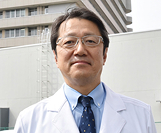 医療従事者が笑顔で話を聞いている様子