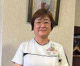 医療従事者が笑顔で話を聞いている様子