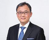 医療従事者が笑顔で話を聞いている様子