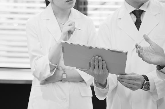 女性と男性が話している