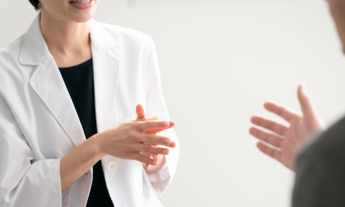 女性と男性が話している