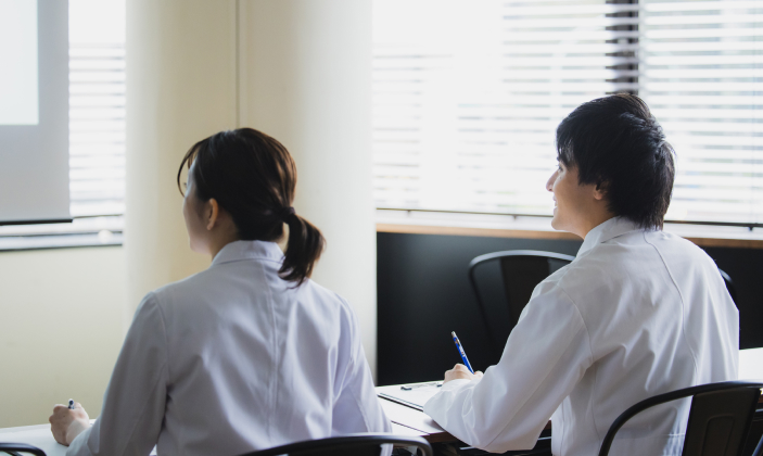 女性と男性が椅子に座っている