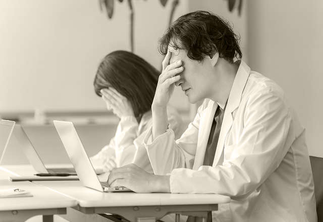 女性と男性が頭を抱えている