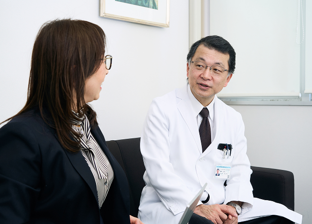 岡本智子と男性医師が話している