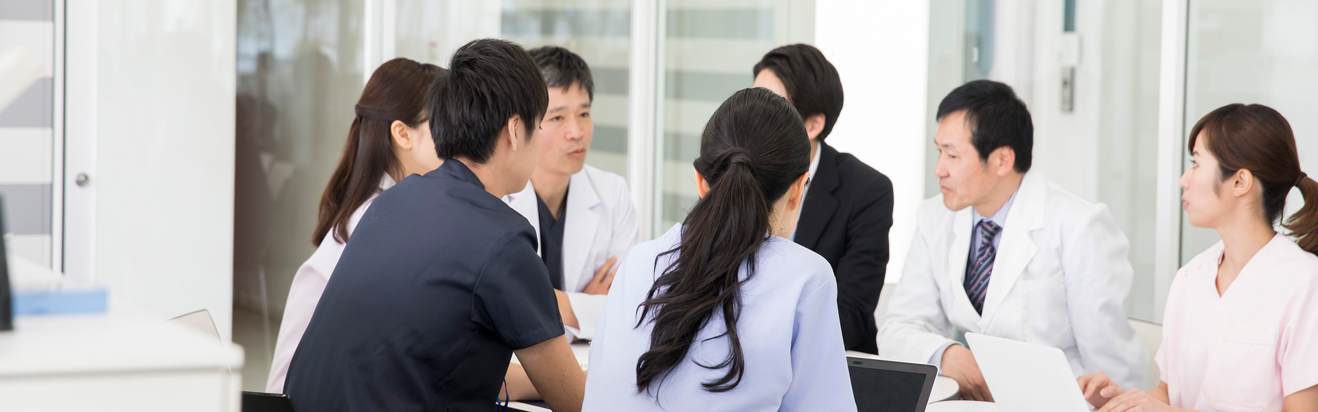 医者とナースが話している