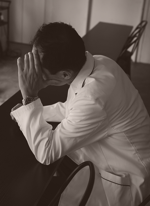 頭を抱えている男性